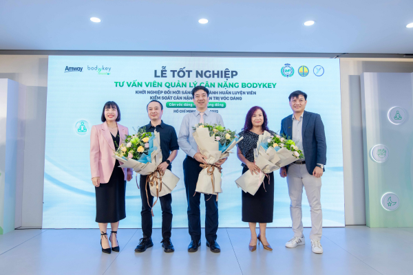 Đại diện Trung tâm Chuyển giao tri thức và Hỗ trợ khởi nghiệp, Đại học Quốc gia Hà Nội, đại điện đốc Trung tâm Hỗ trợ thanh niên khởi nghiệp Việt Nam, Đại diện Hội LHTN Việt Nam - Trung ương Đoàn TNCS Hồ Chí Minh, Đại diện Liên đoàn thể dục Tp Hồ Chí Minh và Đại diện Amway Việt Nam tại buổi lễ.