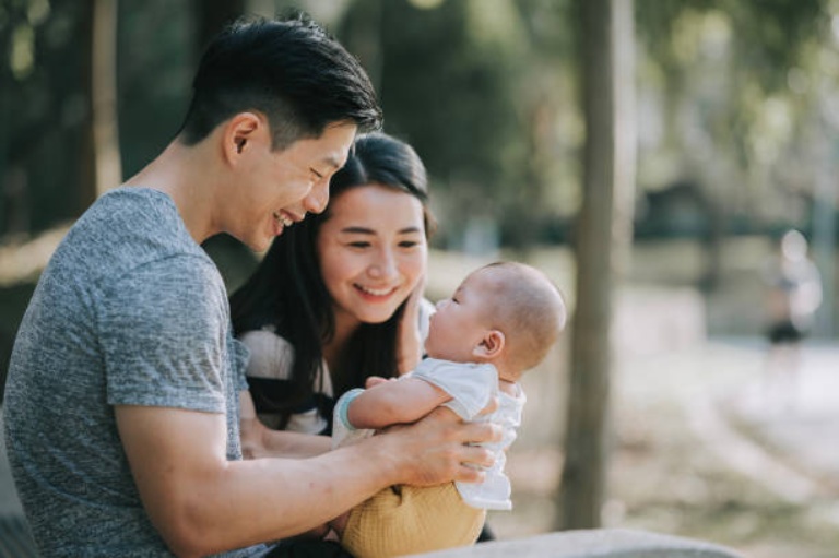 Những lo ngại về tương lai bất ổn (kinh tế, chính trị và môi trường) cản trở người trẻ quyết định sinh con theo mong muốn