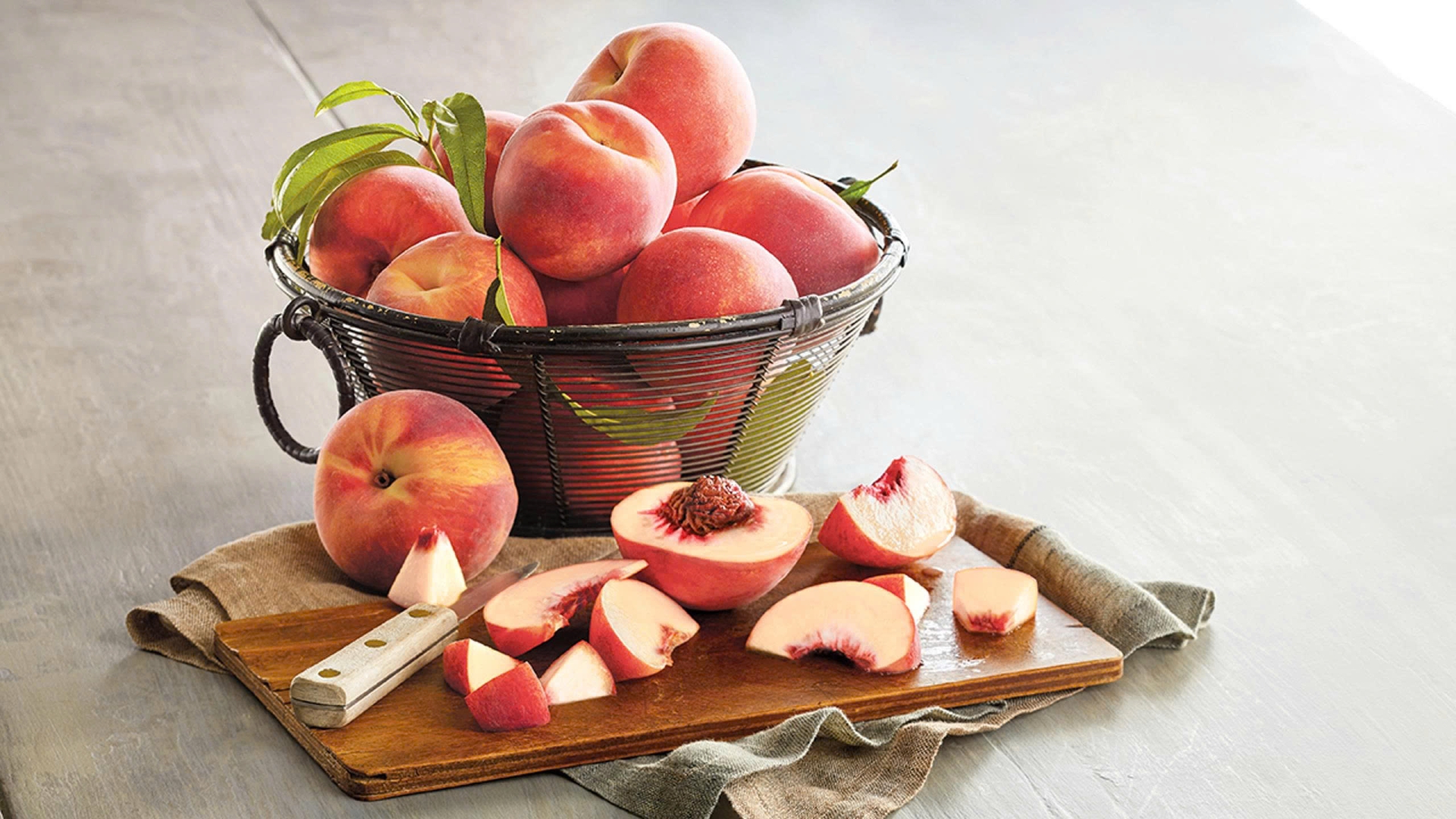 Quả đào chứa hợp chất flavonoid và carotenoid