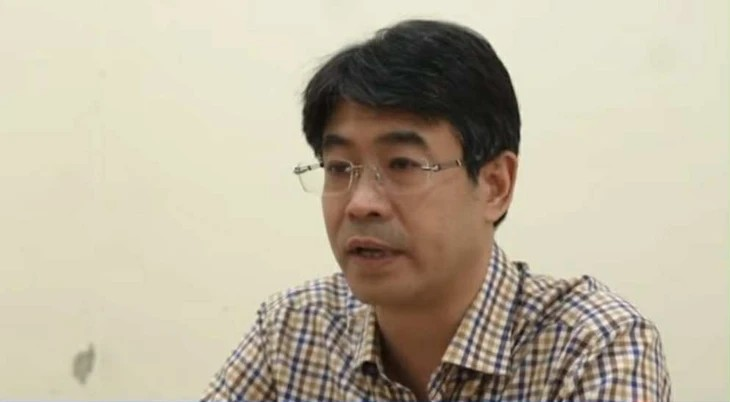 Phó Cục trưởng Cục Phòng bệnh Lê Hoàng (nguyên Trưởng phòng Quản lý tiêu chuẩn và kiểm nghiệm, Cục An toàn thực phẩm) tại Cơ quan điều tra - Ảnh: VTV