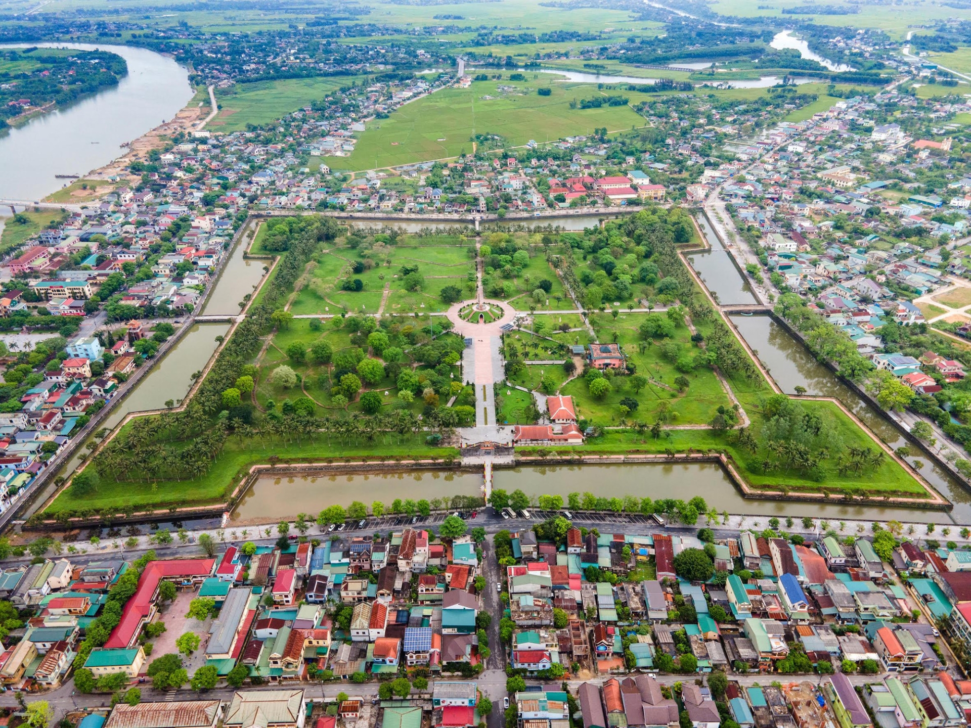 Thành cổ Quảng Trị nhìn từ trên cao, bên trái là sông Thạch Hãn - Ảnh: Báo Nhân Dân