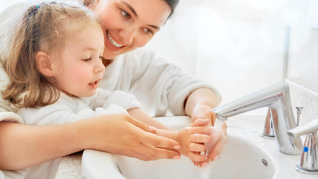 Cha mẹ hướng dẫn trẻ cách rửa tay đúng cách sau khi chơi ngoài trời