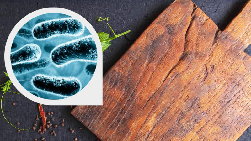 Vi khuẩn có thể ẩn trong các vết dao trên thớt nếu không được vệ sinh đúng cách
