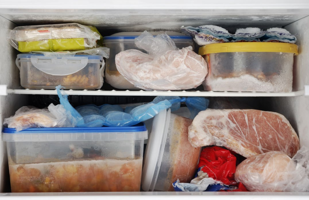 Chuẩn bị các túi đá gel cấp đông để giữ nhiệt độ tủ đông ở ngưỡng an toàn