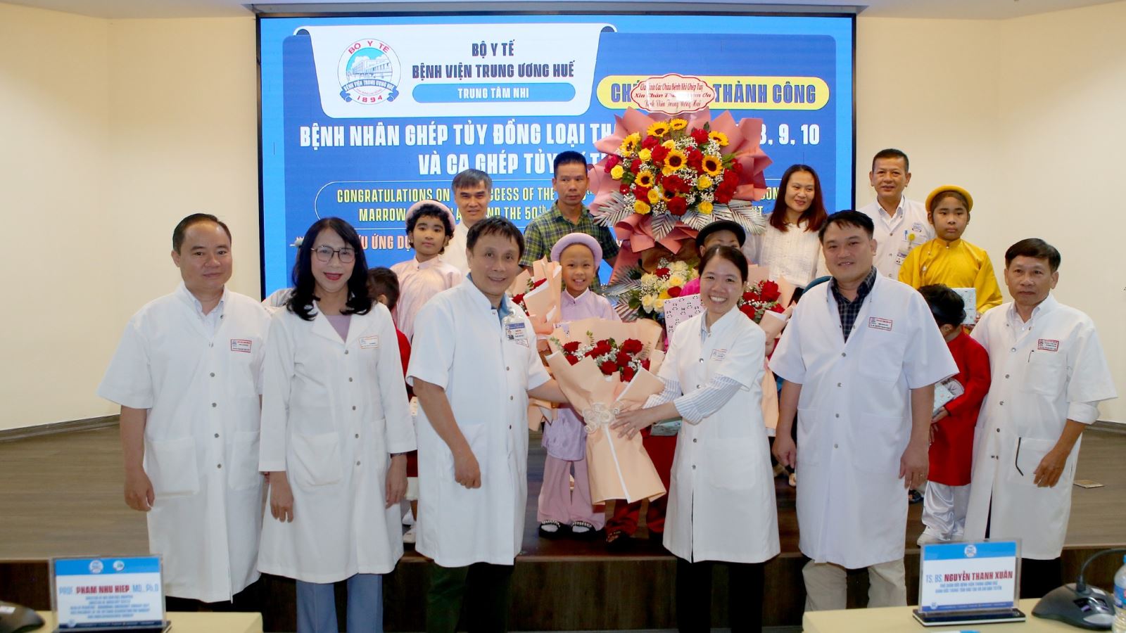 Bệnh viện Trung ương Huế tổ chức buổi lễ xuất viện cho 3 bệnh nhi được ghép tủy đồng loại điều trị Thalassemia và 1 bệnh nhi hoàn tất ca ghép tủy tự thân thứ 50 - Ảnh: BVCC