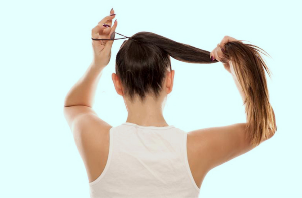 Buộc tóc quá cao và chặt tại một điểm liên tục không chỉ gây rụng tóc mà còn ảnh hưởng nhiều tới da đầu, cổ vai gáy