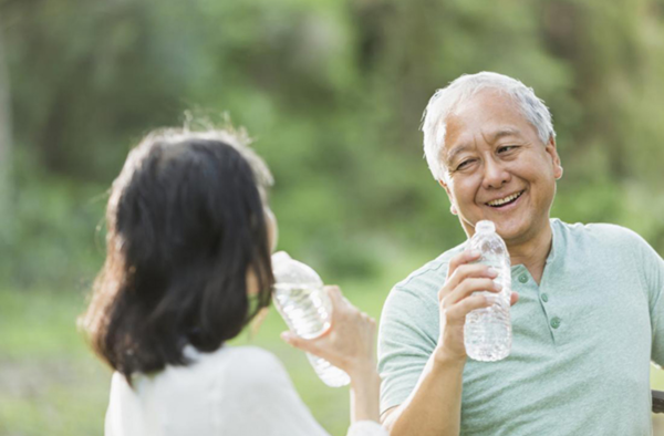 Tuổi càng cao, chức năng tự làm mát của cơ thể càng kém đi nên người trên 50 tuổi cần giữ đủ nước để bảo vệ sức khoẻ
