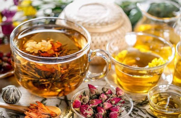Nên ưu tiên các loại trà thảo mộc, nước ép hoa quả, nước lọc,... hạn chế nước ngọt để bảo vệ niêm mạc dạ dày