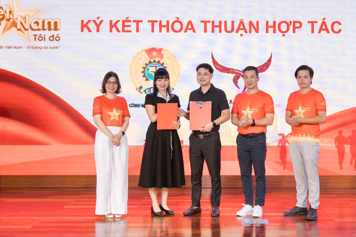 TS. Phạm Thanh Cẩm - Phó Chủ tịch Hiệp hội Tư vấn Nâng cao Sức khỏe Việt Nam trao đổi biên bản ký kết giữa hai bên - Ảnh: Báo điện tử An ninh Thủ đô.