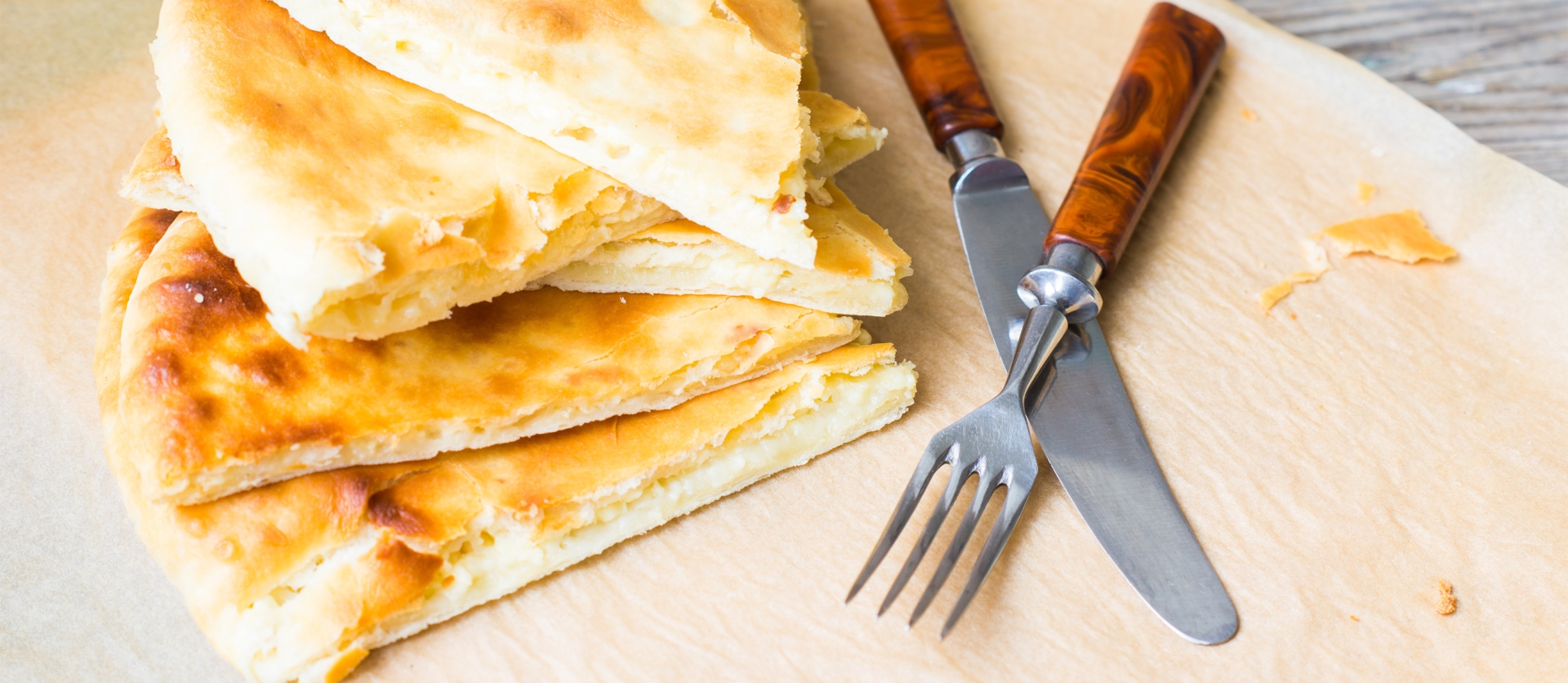 Bánh mì phô mai Imeruli Khachapuri - Ảnh: TasteAtlas