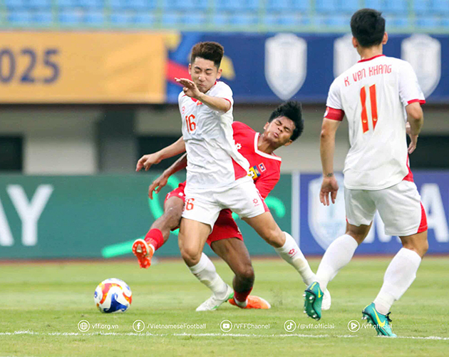 Khâu phòng thủ của U23 Việt Nam (trắng) cần được siết lại - Ảnh: VFF