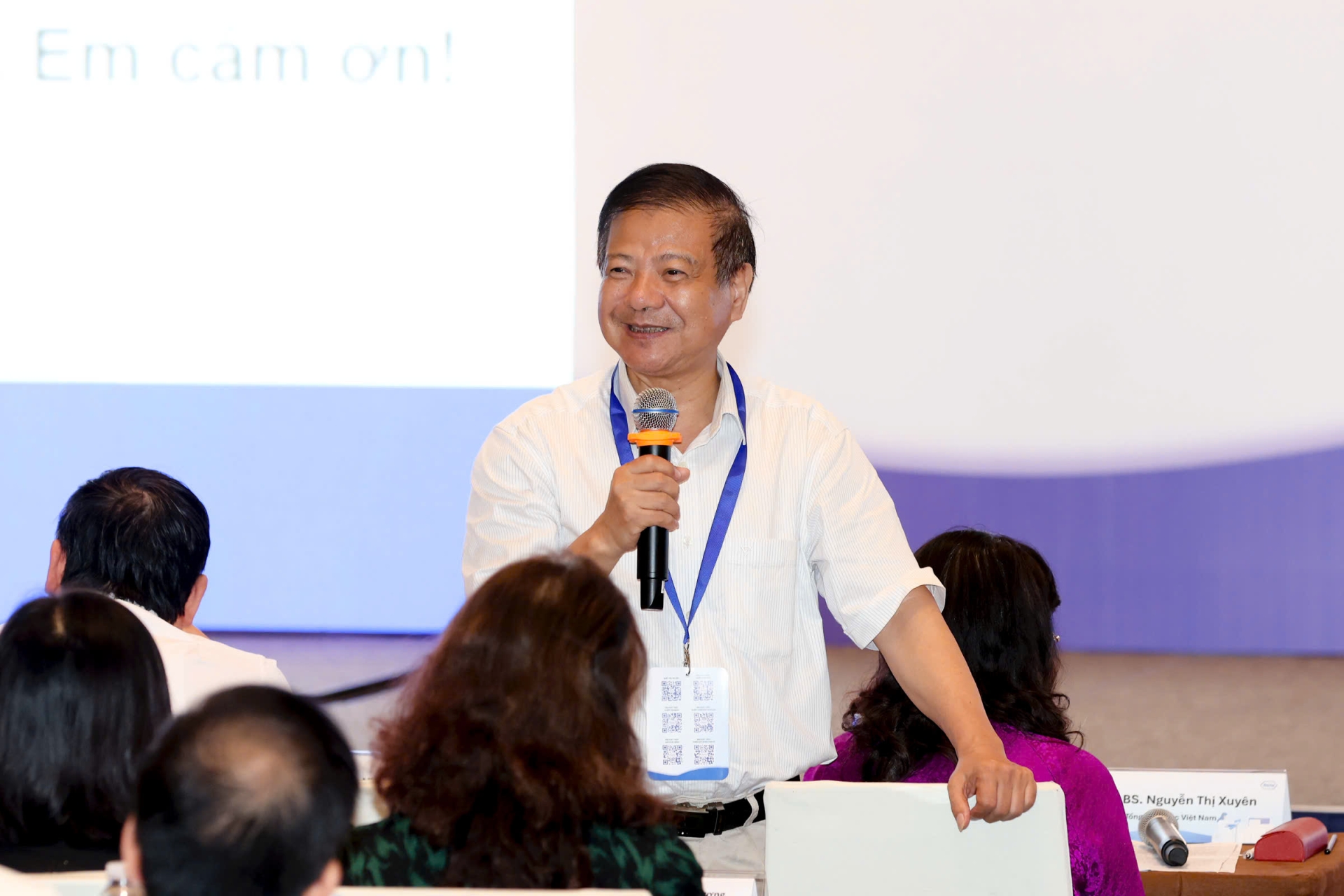 GS.TS.BS Nguyễn Văn Kính giải đáp thắc mắc của các chuyên gia y tế tại hội thảo