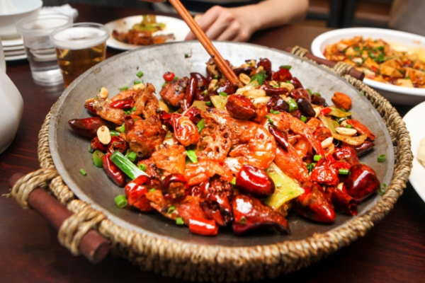 Lưu ý, khi lạm dụng gia vị cay cho bữa ăn có thể gặp phải tình trạng nổi mụn, nóng và rát.