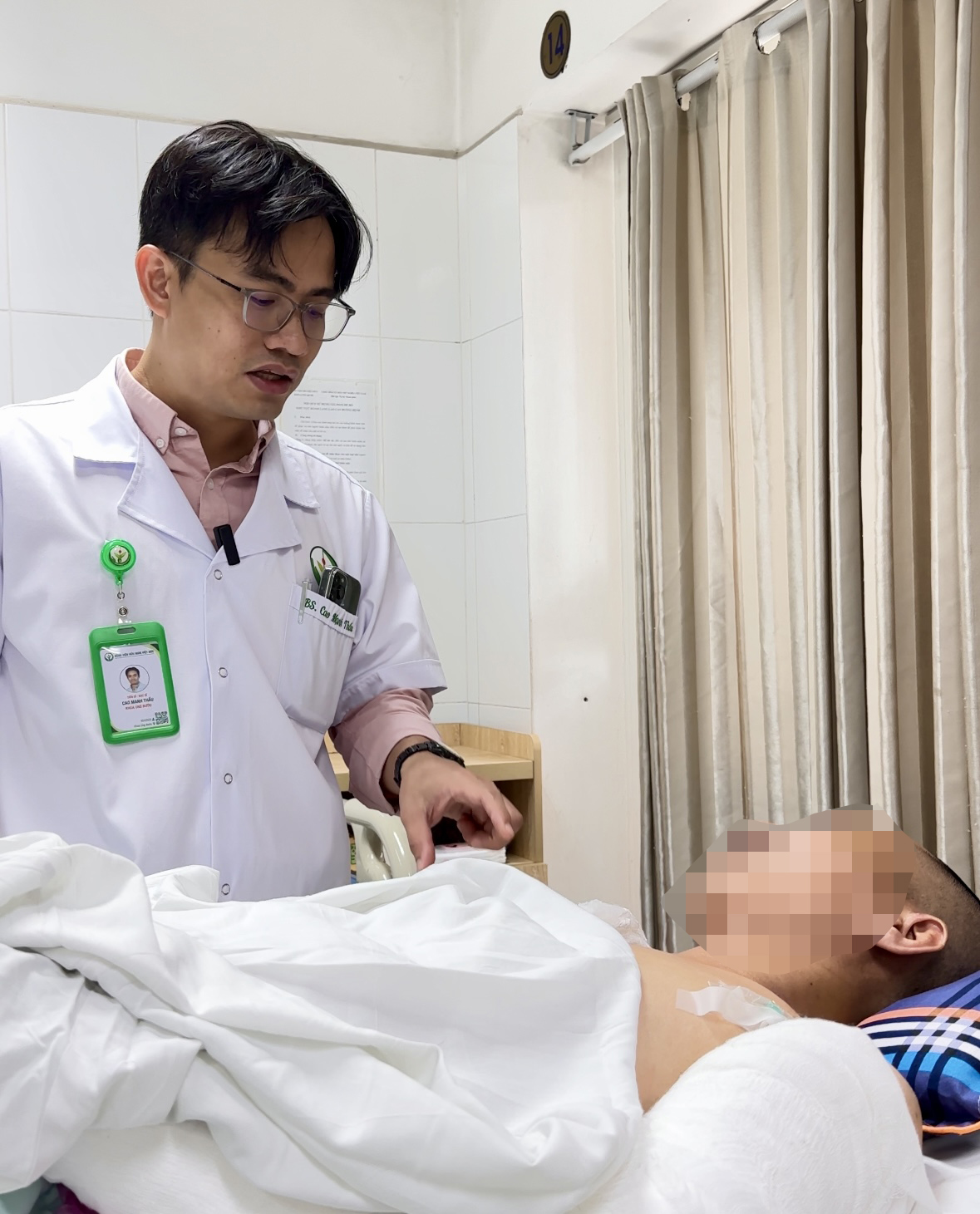 TS.BS Cao Mạnh Thấu, Khoa Ung bướu và Xạ trị và người bệnh sau ca phẫu thuật cấp cứu thành công - Ảnh: BVCC.