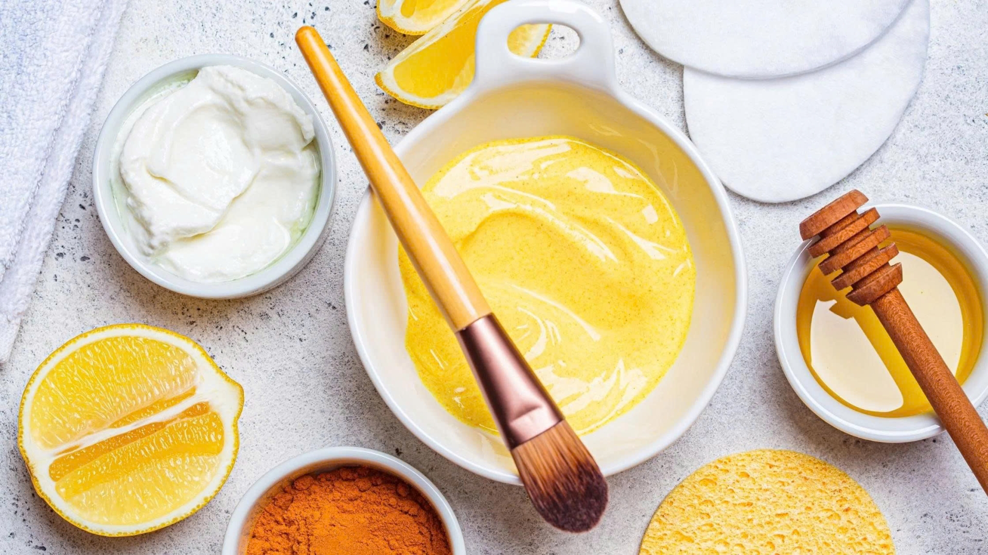 Tinh chất curcumin hỗ trợ giảm thâm mụn