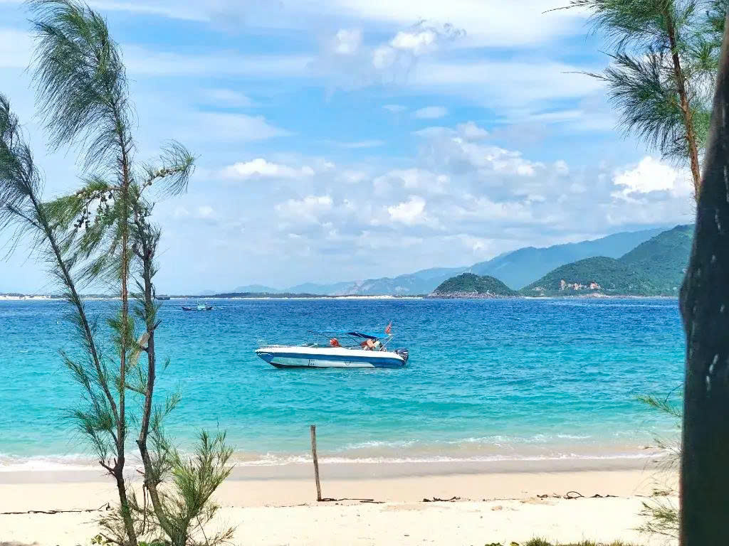 Nước biển trong xanh tại vùng biển Hòn Nưa - Ảnh: letsflytravel.vn