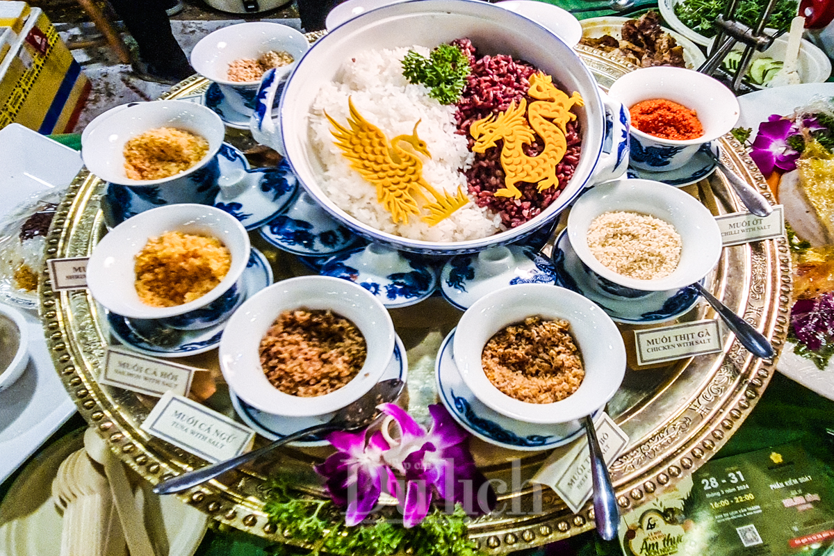 Bày biện cơm muối Huế đậm nét cung đình - Ảnh: Tạp chí Du lịch TP.HCM