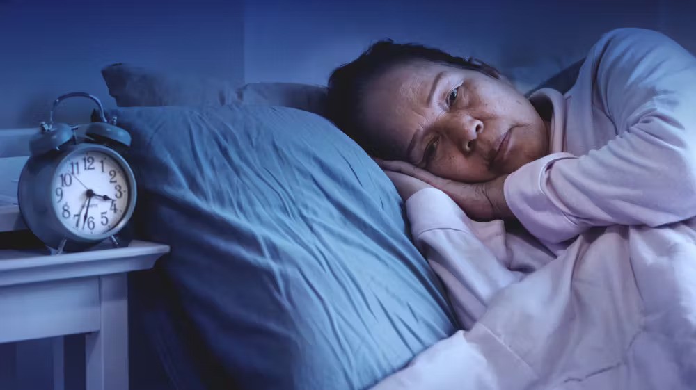 Thiếu serotonin khiến não bộ khó thư giãn, dẫn đến mất ngủ, tỉnh giấc giữa đêm