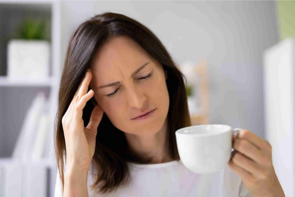 Các triệu chứng nôn nao, chóng mặt, buồn nôn, bồn chồn,... khi uống trà, cà phê được cấu thành chính bởi caffeine.