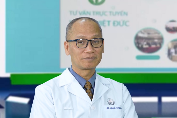 PGS.TS Nguyễn Hồng Hà, Trưởng khoa Phẫu thuật hàm mặt, Tạo hình và Thẩm mỹ, Bệnh viện Hữu nghị Việt Đức, chia sẻ kiến thức về làm đẹp đúng cách tại chương trình tư vấn trực tuyến Y học Việt Đức - Ảnh chụp màn hình.