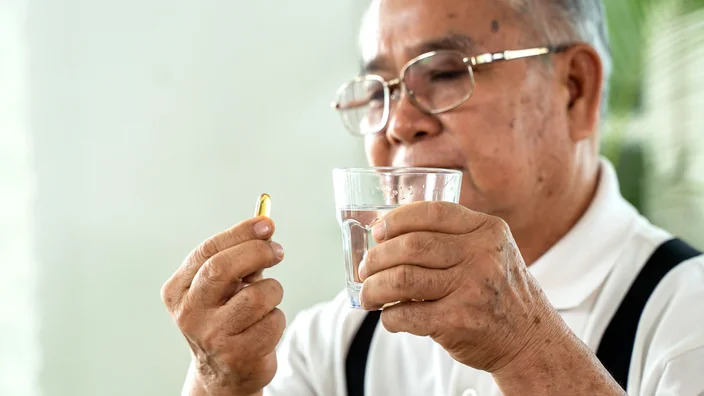 người cao tuổi sử dụng dầu gan cá tuyết ở liều lượng hợp lý để cải thiện sức khỏe