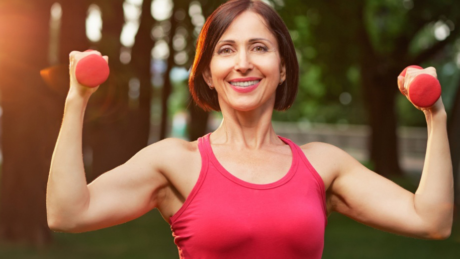 Chế độ ăn giàu protein kết hợp tập luyện giúp chị em duy trì cơ bắp khỏe mạnh