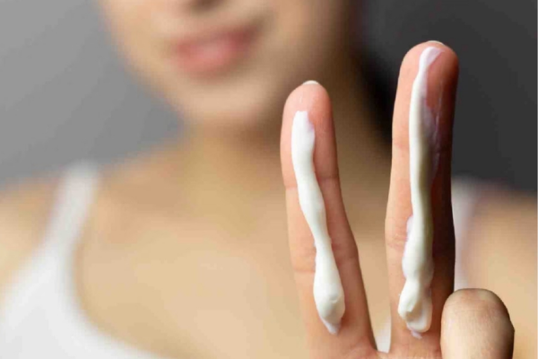 Lấy một lượng kem dày và dài theo chiều dọc của 2 ngón tay rồi sau đó thoa đều lên mặt.