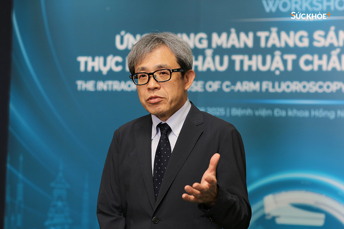 GS.TS.BS. Hiranaka Takafumi - Giám đốc Trung tâm Phẫu thuật Khớp, Bệnh viện Đa khoa Takatsuki, Nhật Bản chia sẻ về ứng dụng công nghệ C-arm thế hệ mới trong phẫu thuật chấn thương chỉnh hình - Ảnh: Hiệp Nguyễn/Sức Khỏe+