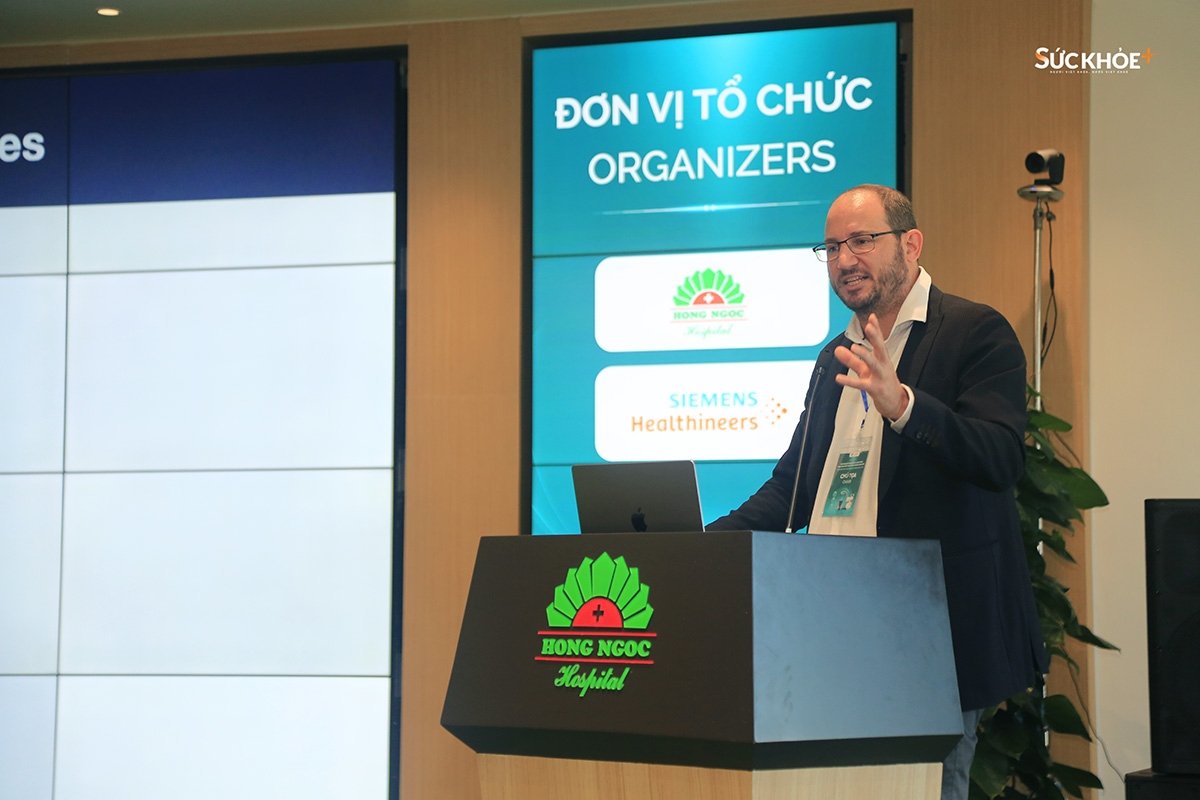 GS.TS.BS. Dietmar Krappinger, Phó Giám đốc Trung tâm Chấn thương Chỉnh hình cấp độ 1, Đại học Y Innsbruck, Áo phát biểu tại Hội thảo - Ảnh: Hiệp Nguyễn/Sức Khỏe+