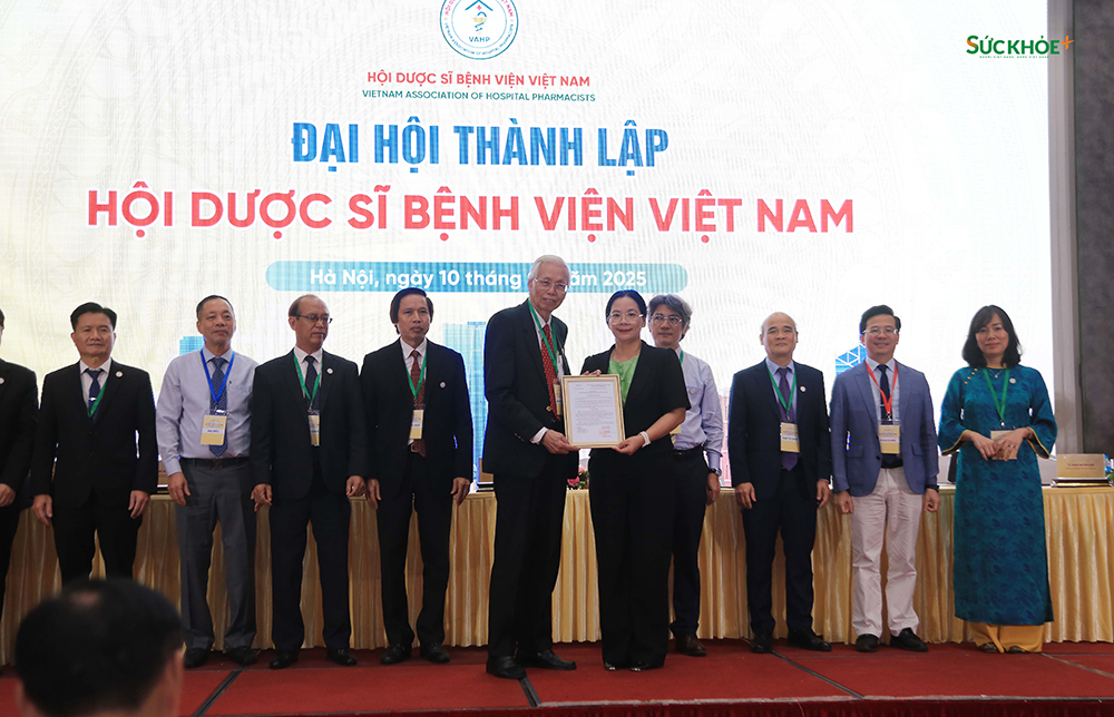 Đại diện Bộ Nội vụ trao quyết định thành lập Hội Dược sĩ bệnh viện Việt Nam cho PGS.TS Lê Văn Truyền, nguyên Thứ trưởng Bộ Y tế, Trưởng Ban vận động thành lập Hội Dược sĩ bệnh viện Việt Nam - Ảnh: Hiệp Nguyễn/Sức Khỏe+