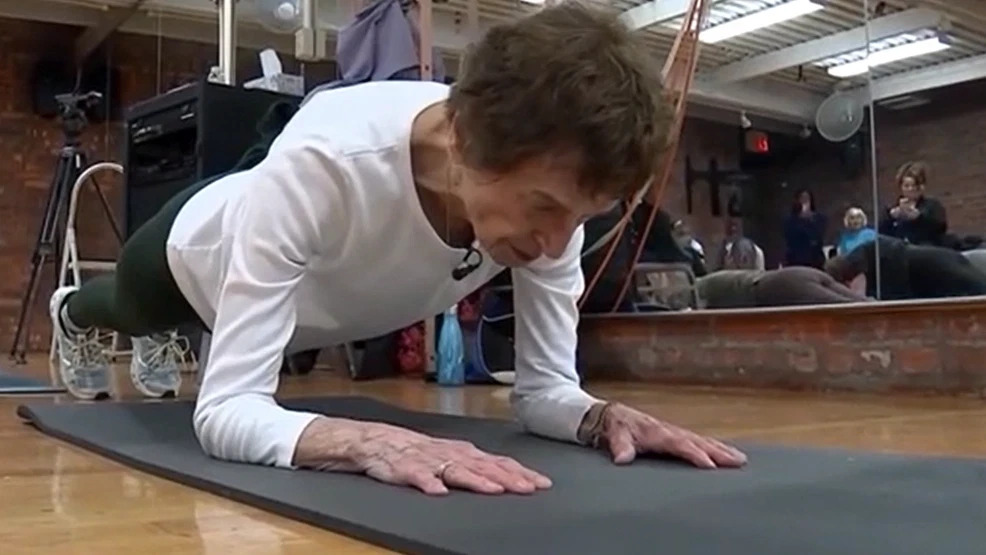 Bà Geraldine Leo có thể giữ tư thế plank hơn 3 phút
