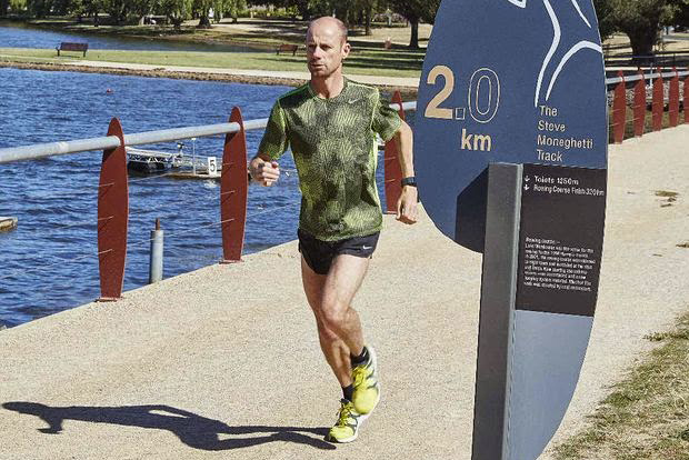 Steve Moneghetti trên đường chạy 6km quanh hồ, nơi ông thường xuyên luyện tập bài Fartlek nổi tiếng của mình
