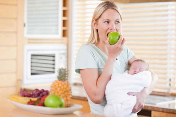Mẹ nên ăn nhiều loại trái cây khác nhau để bổ sung đa dạng dưỡng chất cho bé.