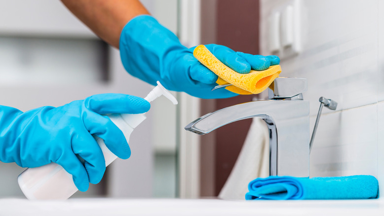 Dùng giấm trắng pha loãng với nước theo tỷ lệ 1:1 để vệ sinh cặn calci trên vòi nước