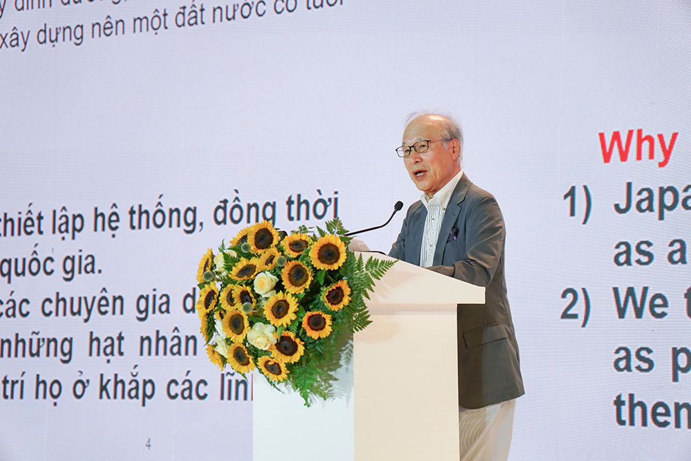 GS. Nakamura Teiji, Chủ tịch Hiệp hội dinh dưỡng Nhật Bản trình bày về dinh dưỡng học đường tại Nhật Bản - Ảnh: Việt An/Sức khỏe+