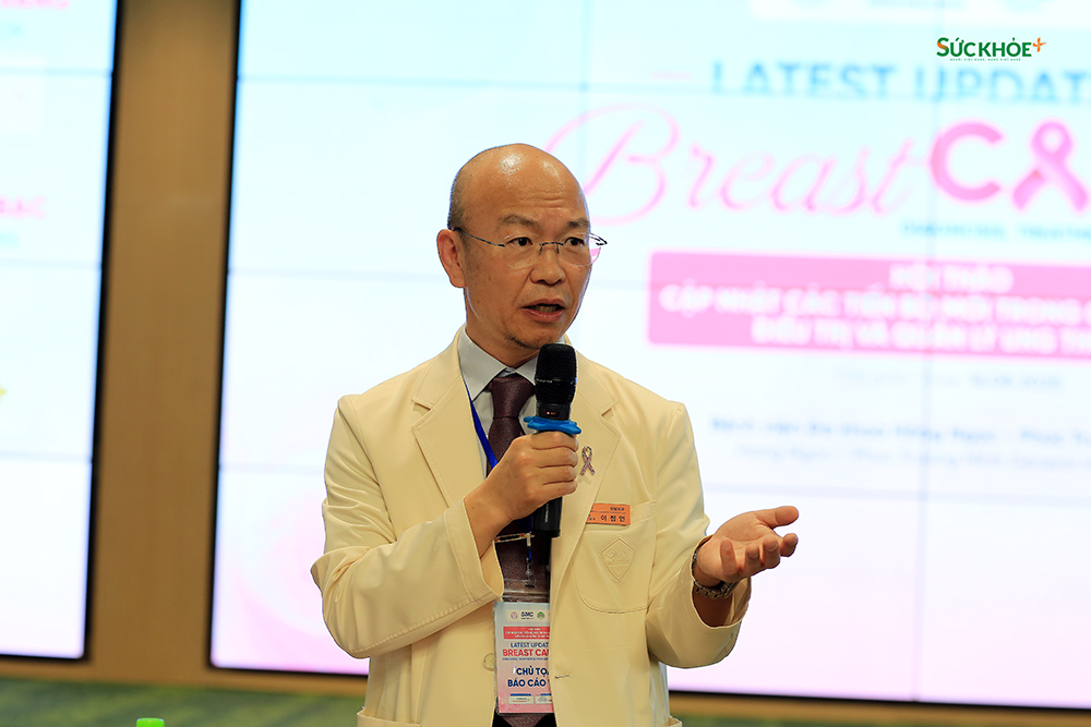 GS Jeong Eon Lee chia sẻ về thực trạng điều trị ung thư vú ở trên thế giới và Hàn Quốc - Ảnh: Hiệp Nguyễn/sức khỏe+