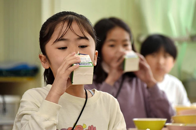 Bữa trưa học đường ở Nhật Bản đã trải qua nhiều thay đổi và cải tiến nhưng không thể thiếu sữa tươi