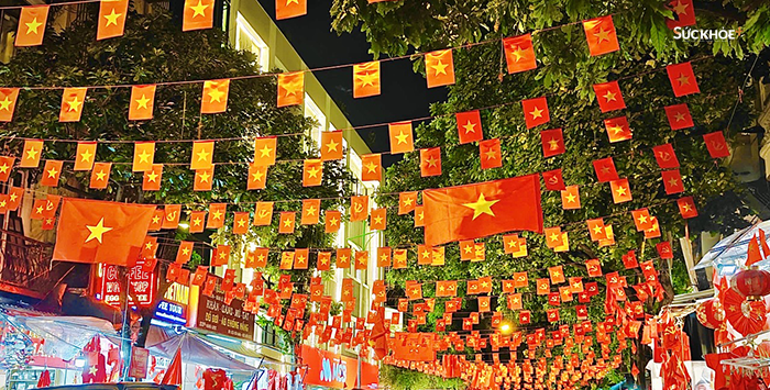 Phố Hàng Mã rộn ràng đón 