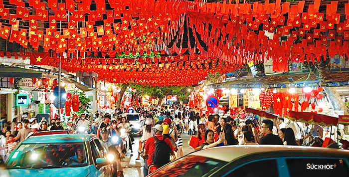 Phố Hàng Mã rộn ràng đón 