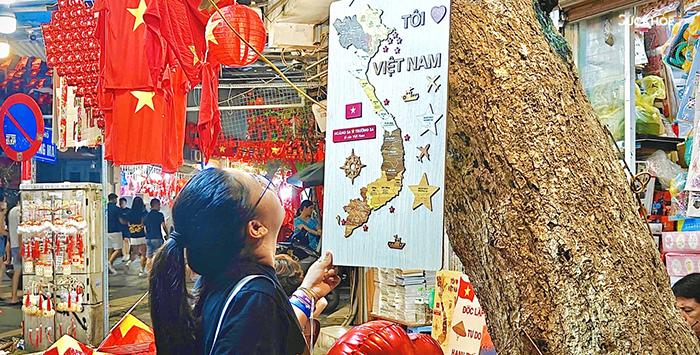 Phố Hàng Mã rộn ràng đón 