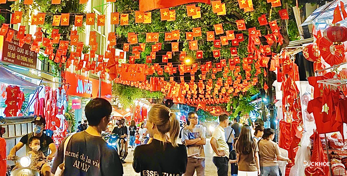 Phố Hàng Mã rộn ràng đón 