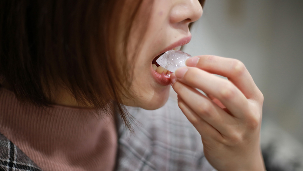 Nhai đá giúp tăng lượng máu lên não, đem lại cảm giác tỉnh táo hơn cho người bị thiếu sắt