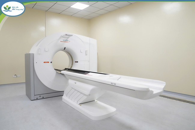 Phòng máy do đội ngũ bác sỹ và kỹ thuật viên đã được đào tạo chuyên sâu đảm nhiệm, vận hành thành thạo hệ thống CT cao cấp - Ảnh: Benhviennhitrunguong