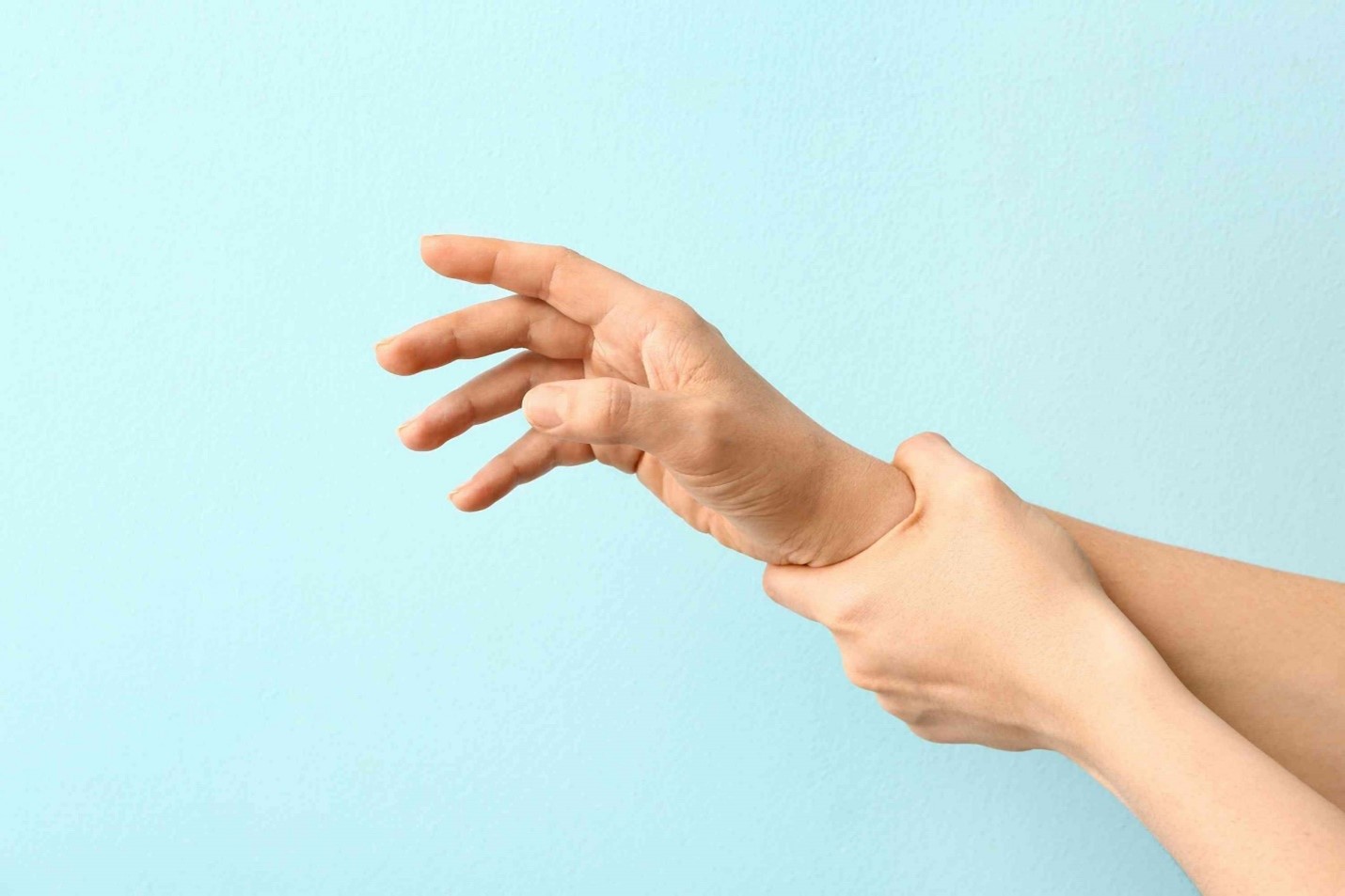 Phản ứng căng thẳng quá mức có thể khiến cơn run tay chân thêm nghiêm trọng