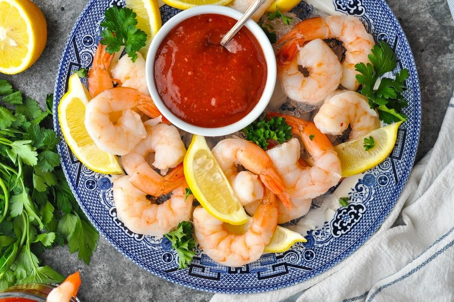 Tôm to, dùng làm gỏi nên được sơ chế, làm sạch phần chỉ lưng