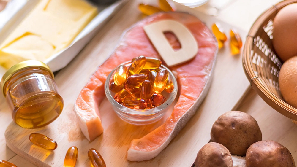 Nguồn vitamin D cho người chạy bộ gồm sữa, trứng, cá hồi và thực phẩm chức năng