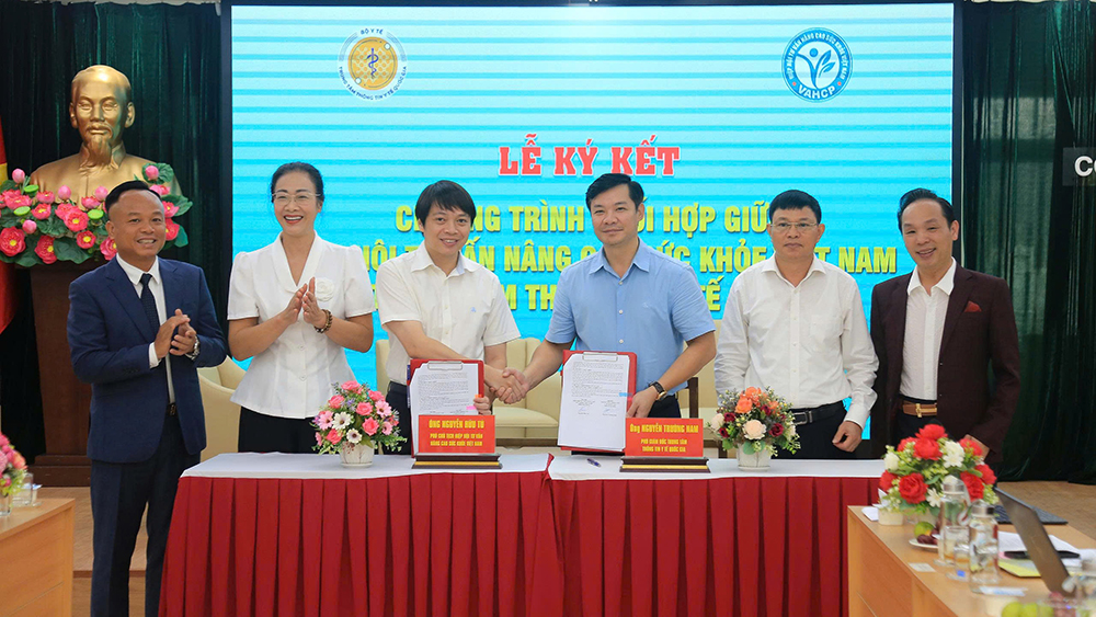 Hiệp hội Tư vấn Nâng cao Sức khỏe Việt Nam và Trung tâm Thông tin Y tế Quốc gia ký kết hợp tác về chuyển đổi số - Ảnh: Hiệp Nguyễn/Sức khỏe+