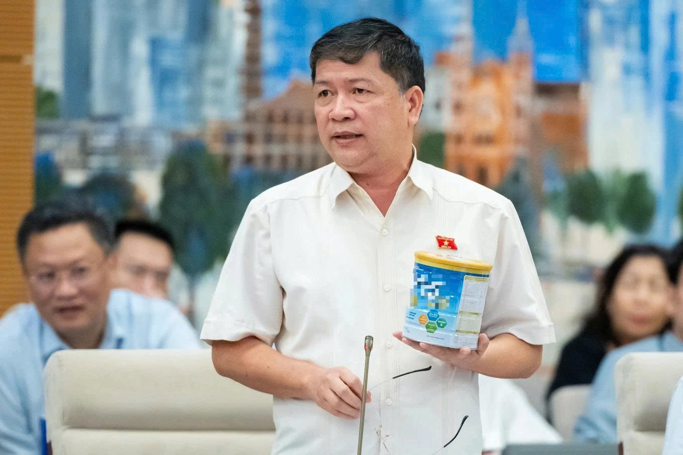 Phó Chủ nhiệm Ủy ban Văn hóa và Xã hội Tạ Văn Hạ chất vấn về trách nhiệm quản lý liên quan thực phẩm giả - Ảnh: Báo Dân trí