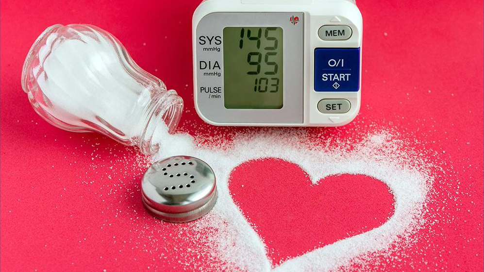 Ăn thừa muối không chỉ làm tăng huyết áp mà còn có thể gây ra nhiều bệnh lý tim mạch nguy hiểm