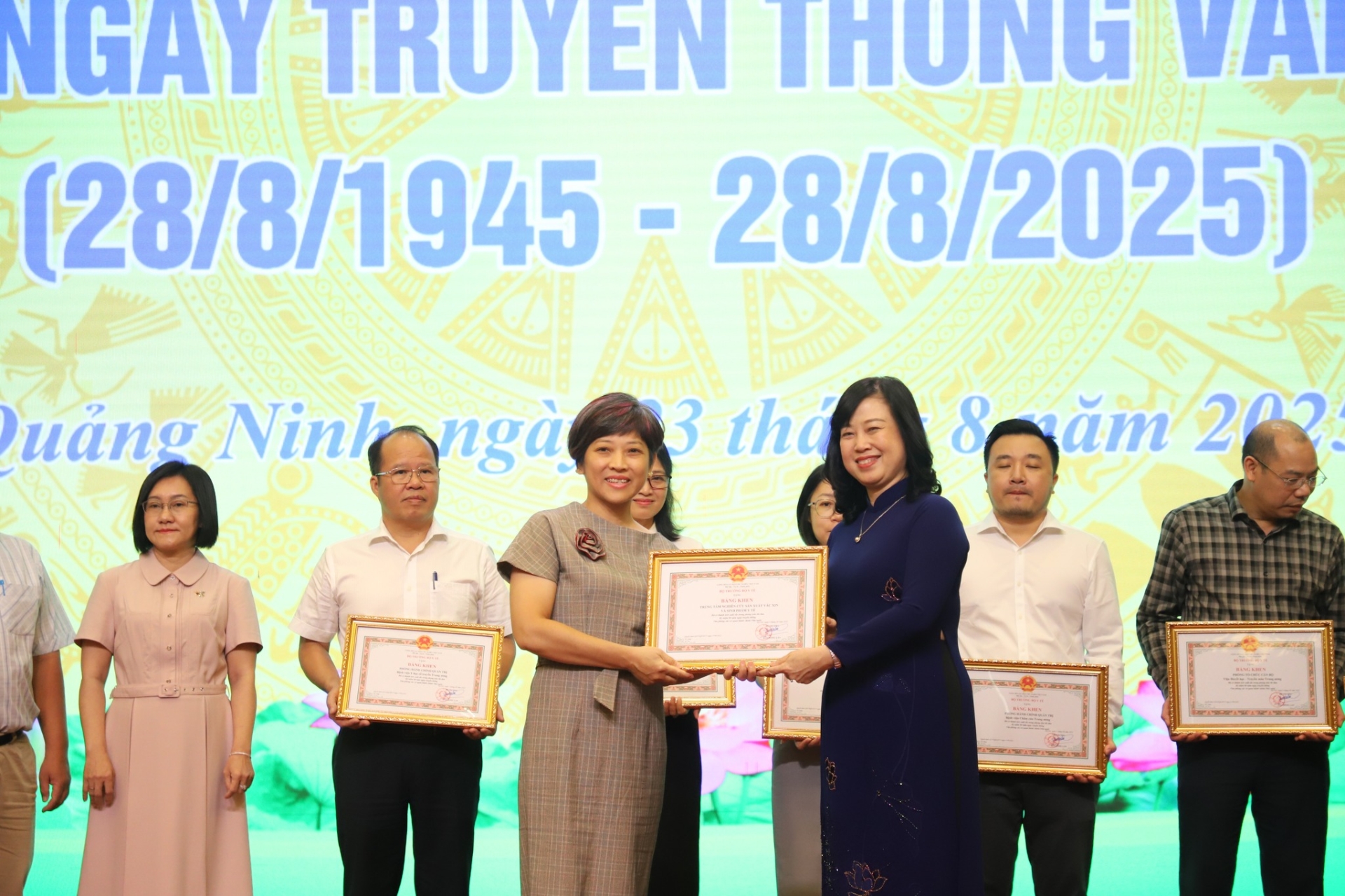 Bộ trưởng Bộ Y tế trao Bằng khen tặng 30 tập thể và 27 cá nhân tiêu biểu trong toàn Văn phòng ngành y tế
